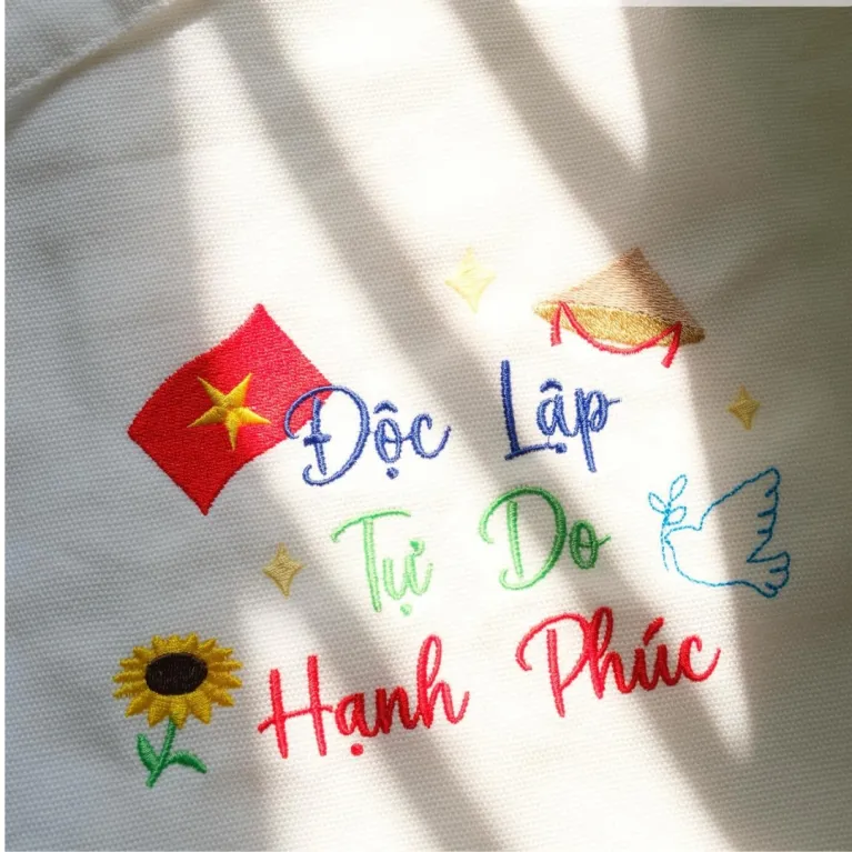 Túi tote thêu "Độc Lập Tự Do Hạnh Phúc" kèm tên cá nhân trên quai túi giúp bạn mang tình yêu nước đi khắp nơi, với thiết kế có khóa kéo tiện lợi tạo nên món quà tặng cá nhân hóa ý nghĩa.