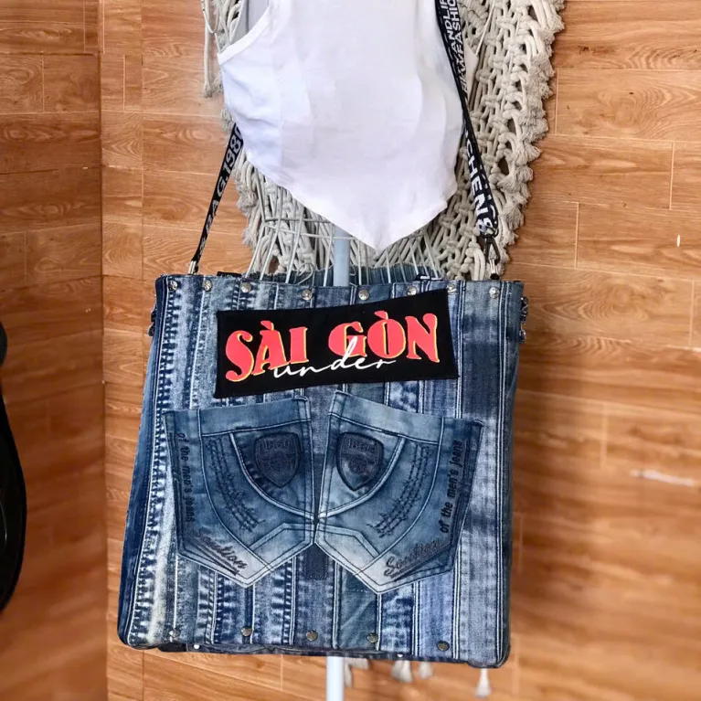 Túi tote Saigonese từ jeans tái chế – túi tote cỡ lớn mang dấu ấn thời gian sinh động, phụ kiện thời trang bền vững, quà sinh nhật sáng tạo, quà lưu niệm Sài Gòn độc đáo.