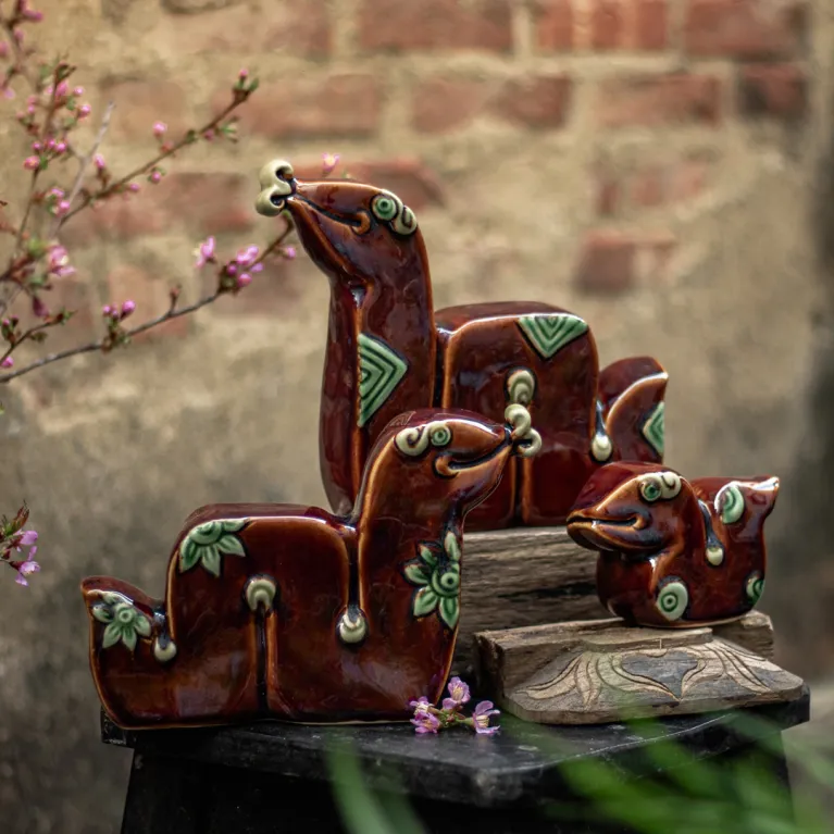 Bộ ba tượng gia đình rắn vuông gốm sứ tôn vinh hình tượng linh thiêng bao đời, kết hợp giữa nghệ thuật gốm truyền thống và biểu tượng văn hóa Việt Nam, tạo nên món quà tân gia ý nghĩa và quà lưu niệm độc đáo đậm chất Việt.