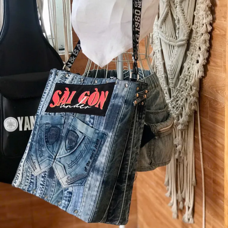 Túi tote Saigonese từ jeans tái chế – túi tote cỡ lớn mang dấu ấn thời gian sinh động, phụ kiện thời trang bền vững, quà sinh nhật sáng tạo, quà lưu niệm Sài Gòn độc đáo.