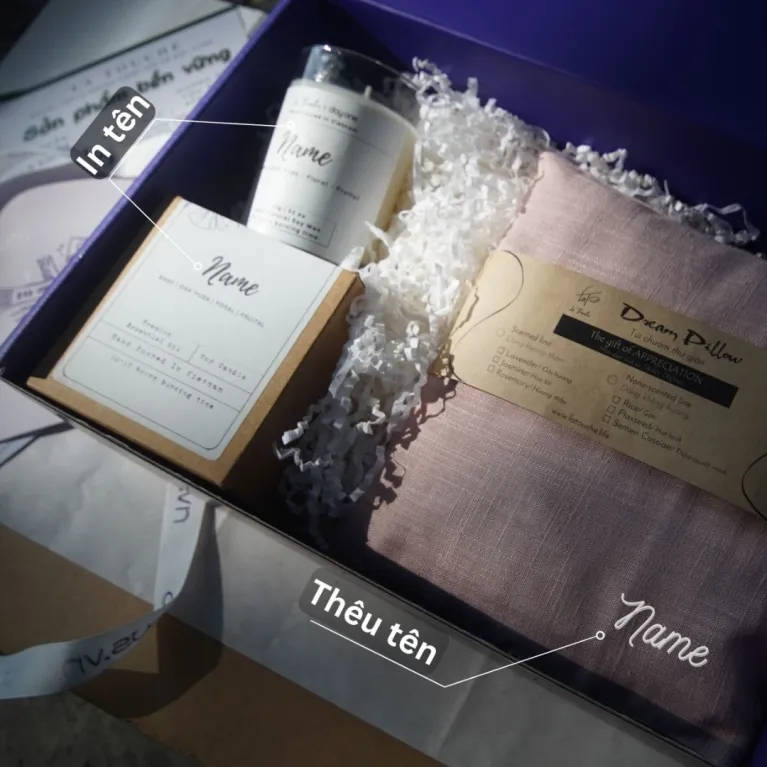 Hộp quà "Care" là món quà độc đáo để trao gửi yêu thương, gồm túi chườm và nến thơm trong set quà được gói sẵn tinh tế, kèm thiệp chỉn chu — lựa chọn ý nghĩa cho những ai trân trọng sự chăm sóc cá nhân hóa.Hộp quà "Care" là món quà độc đáo để trao gửi yêu thương, gồm túi chườm và nến thơm trong set quà được gói sẵn tinh tế, kèm thiệp chỉn chu — lựa chọn ý nghĩa cho những ai trân trọng sự chăm sóc cá nhân hóa.