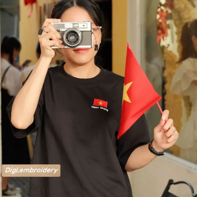 Áo thun thêu theo yêu cầu – nơi cá nhân hóa trở thành nghệ thuật, với tên hoặc hình ảnh yêu thích, biến chiếc áo thành câu chuyện của riêng bạn, món quà tặng đầy ý nghĩa và độc đáo