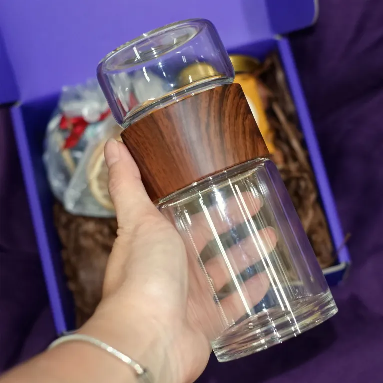 The exclusive "Caring" gift box delivers heartfelt affection through exquisite flavors, featuring a premium tea and jar set with cashews and dried orange – a refined gift for every special occasion.