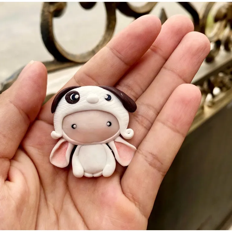 Ghim cài đất sét 'Thỏ Puppy' khiến bạn tan chảy với sự ngộ nghĩnh đáng yêu, thiết kế vừa là ghim cài áo tinh tế vừa là phụ kiện cài túi xách dễ thương, được làm thủ công từ đất sét cao cấp, tạo nên món quà tặng thủ công độc đáo đầy tâm huyết.