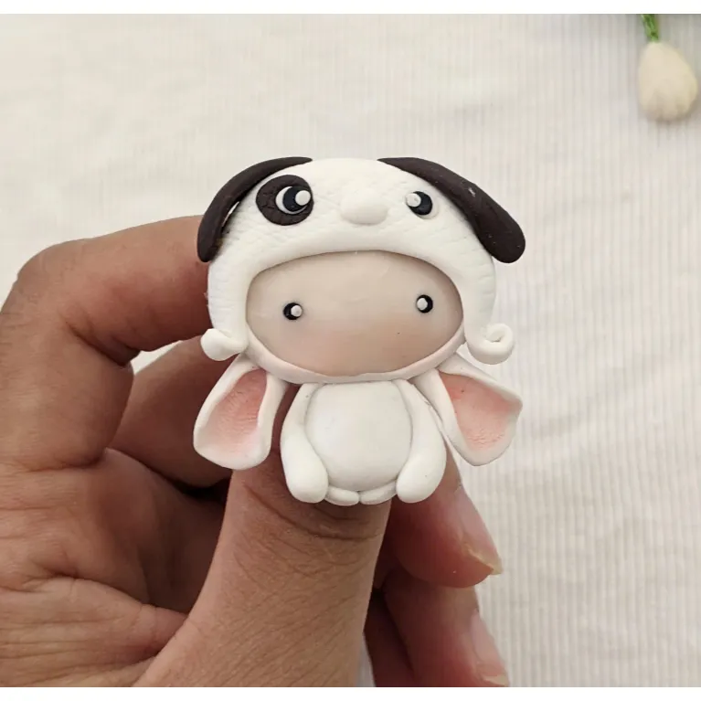 Ghim cài đất sét 'Thỏ Puppy' khiến bạn tan chảy với sự ngộ nghĩnh đáng yêu, thiết kế vừa là ghim cài áo tinh tế vừa là phụ kiện cài túi xách dễ thương, được làm thủ công từ đất sét cao cấp, tạo nên món quà tặng thủ công độc đáo đầy tâm huyết.