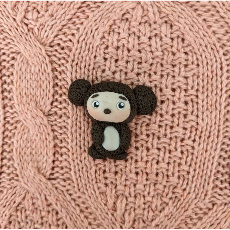 Ghim cài đất sét 'Chibi Koala' mang chút thẩn thơ thú vị trong thiết kế, được nặn tay hoàn toàn từ đất sét cao cấp, vừa là ghim cài áo tinh tế vừa là phụ kiện cài túi xách độc đáo, tạo nên món quà tặng thủ công đầy sáng tạo và tâm huyết.