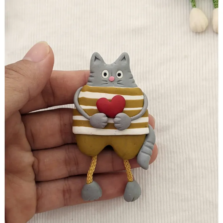 Ghim cài đất sét 'Cute Mimi' mang đến nét tươi vui cho mỗi ngày, được nặn tay khéo léo tỉ mỉ, vừa là ghim cài áo thời trang vừa là ghim cài túi xách đáng yêu, là phụ kiện đất sét tinh xảo và món quà tặng thủ công đầy tâm huyết.