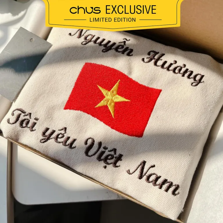 Những chiếc Túi thêu theo yêu cầu – Chus Exclusive với họa tiết liên quan đến ngày 30/4 không chỉ thể hiện tinh thần yêu nước mà còn khẳng định gu thời trang tinh tế của người sở hữu.