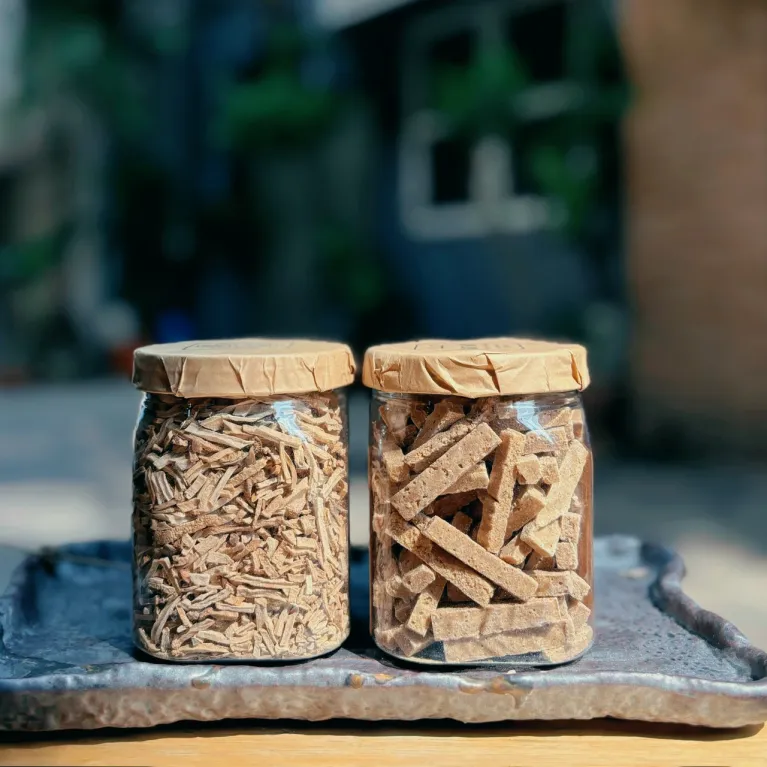 Hộp quà gừng thẻ và trà mãng cầu tạo nên bộ đôi bùng nổ hương vị độc đáo, được đóng gói trong hộp quà phong cách vintage tinh tế, là hộp quà trà cao cấp kết hợp với bánh kẹo lành mạnh và món quà đặc sản truyền thống của Việt Nam.