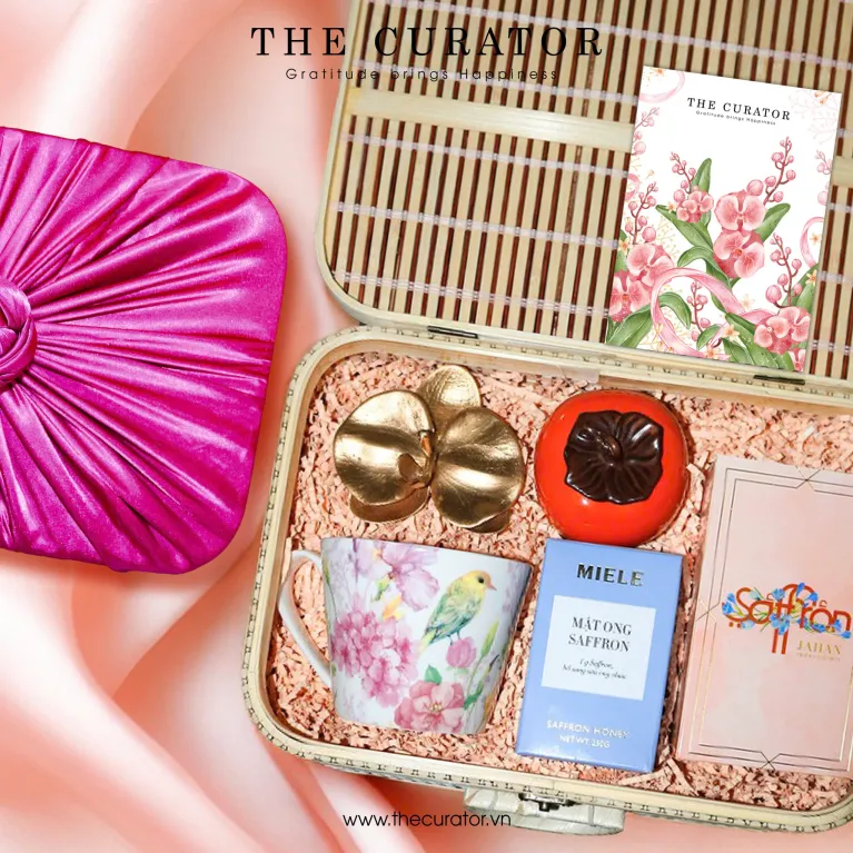 "Graceful Beauty" gift box showcases vibrant natural beauty with premium tea set featuring porcelain cup including saffron and honey, creating an elegant gift for her and premium birthday gift.