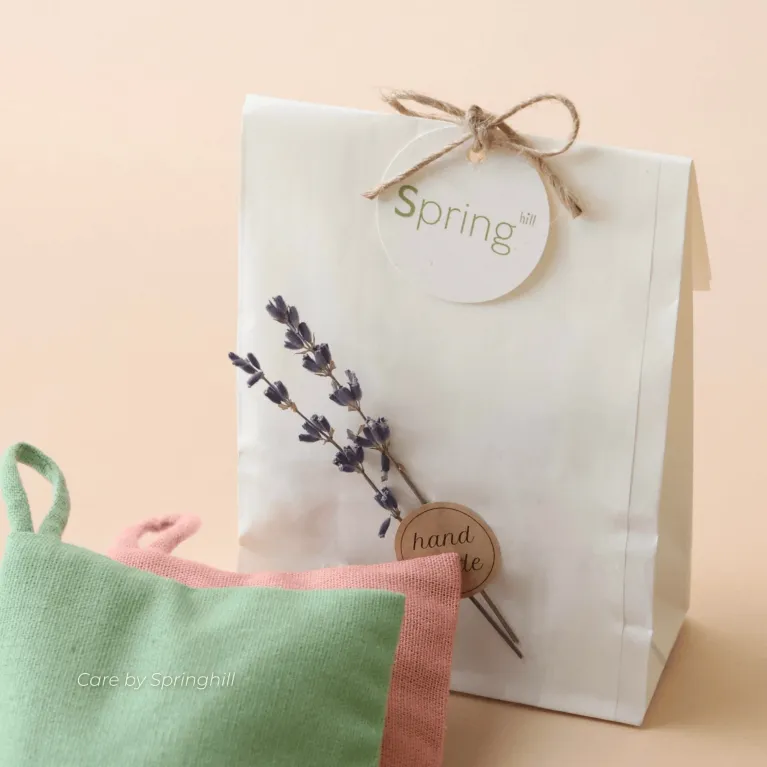 Túi thơm nụ hoa oải hương dẫn bạn vào hương thơm thuần khiết của thiên nhiên, được thiết kế để thơm tủ quần áo với công thức độc quyền lành tính hoàn toàn, tạo nên món quà tặng sinh nhật tinh tế và ý nghĩa.