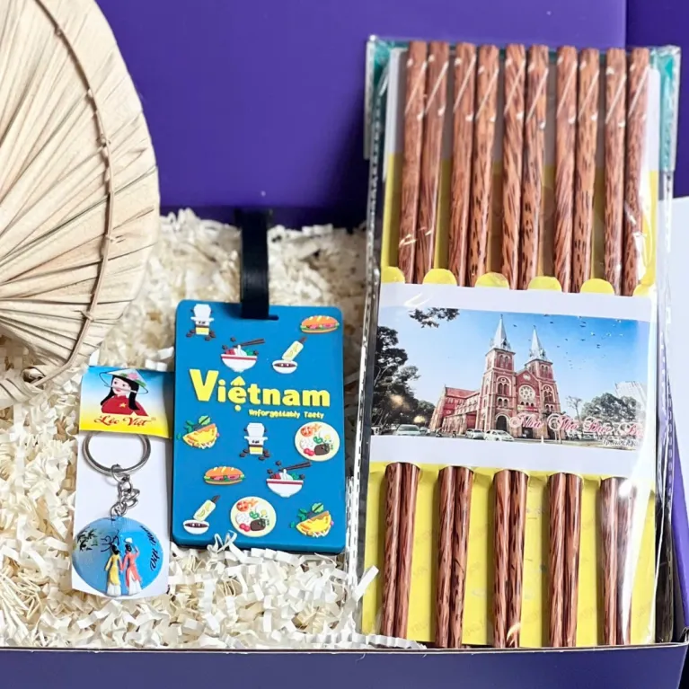 "Hộp quà 'A Glimpse of Vietnam' ôm trọn hồn Việt tinh túy, là bộ sưu tập lưu niệm độc quyền với những sản phẩm thủ công tinh tế, tạo nên món quà đầy ý nghĩa dành cho những người bạn phương xa.