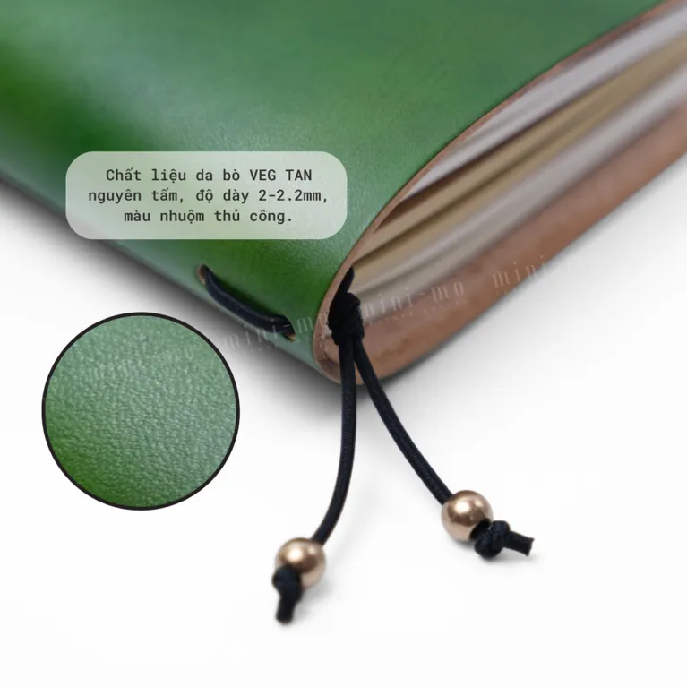 Sổ tay da bò Clover khắc tên theo yêu cầu kích thước 18x11cm, là cách tuyệt vời để lưu trữ thông tin quan trọng, được làm từ da bò thuộc cao cấp với lõi giấy linh hoạt thay thế được, tạo nên món quà tặng đồng nghiệp tinh tế và chuyên nghiệp