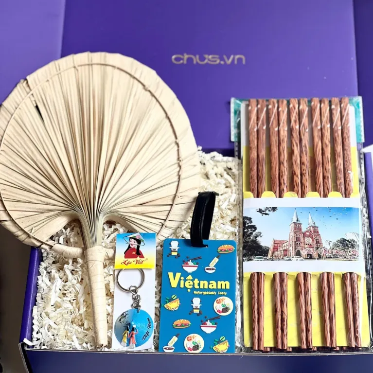 "Hộp quà 'A Glimpse of Vietnam' ôm trọn hồn Việt tinh túy, là bộ sưu tập lưu niệm độc quyền với những sản phẩm thủ công tinh tế, tạo nên món quà đầy ý nghĩa dành cho những người bạn phương xa.