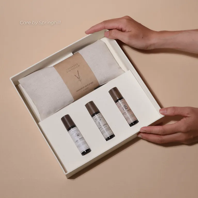 Hộp quà chăm mắt nuôi dưỡng từng phút giây dễ chịu với set quà gối chườm mắt thêu tên theo yêu cầu và 3 thanh lăn tinh dầu thư giãn, tạo nên món quà tặng hương thơm dễ chịu và quà sinh nhật tinh tế đầy ý nghĩa