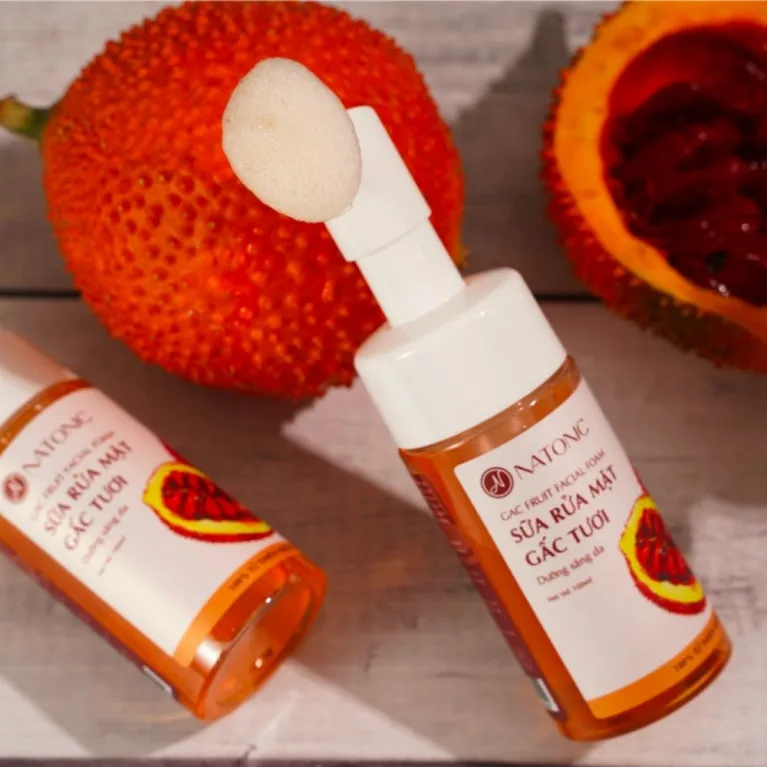 Sữa rửa mặt gấc 100ml chăm sóc làn da từ thành phần tự nhiên, giúp làm sáng da hiệu quả với công thức 100% từ thiên nhiên, có khả năng giảm thâm đáng kể, là sản phẩm mỹ phẩm lành tính an toàn cho mọi loại da