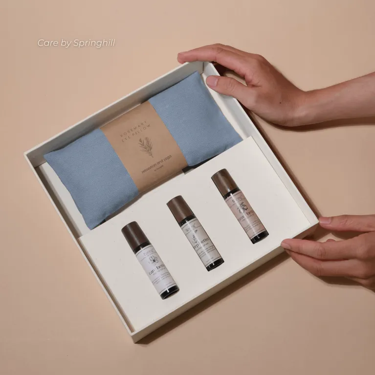 Hộp quà chăm mắt nuôi dưỡng từng phút giây dễ chịu với set quà gối chườm mắt thêu tên theo yêu cầu và 3 thanh lăn tinh dầu thư giãn, tạo nên món quà tặng hương thơm dễ chịu và quà sinh nhật tinh tế đầy ý nghĩa