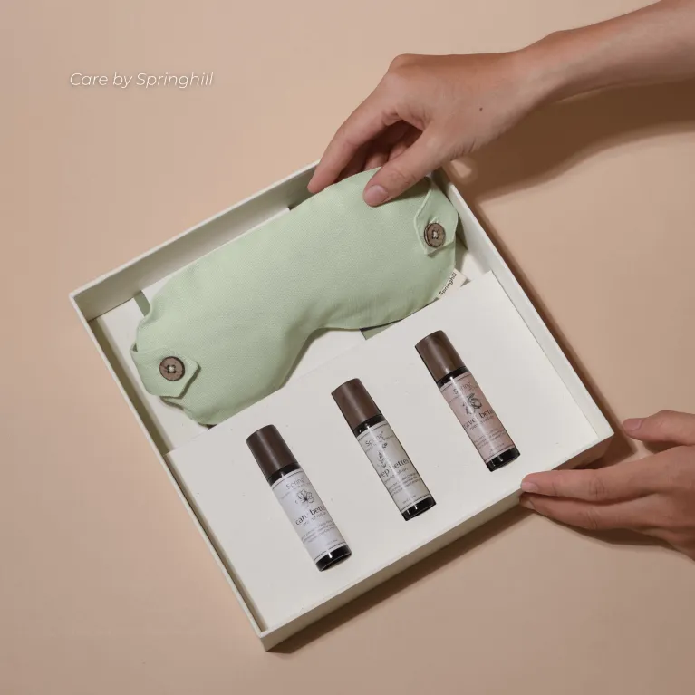 Hộp quà giấc ngủ mang đến những phút nghỉ ngơi tinh tế với bịt mắt ngủ thêu tên cá nhân hóa và 3 thanh tinh dầu lăn từ thành phần thiên nhiên an toàn, tạo nên món quà tặng thư giãn đặc biệt và quà sinh nhật ý nghĩa.