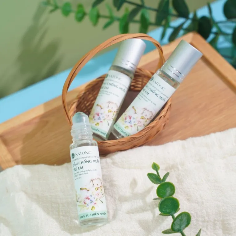 Chai lăn chống muỗi bạch đàn chanh an toàn cho bé với thành phần tự nhiên, công thức hiệu quả và dịu nhẹ từ tinh dầu chống muỗi không cồn, mang hương thơm dễ chịu và an toàn cho làn da nhạy cảm.