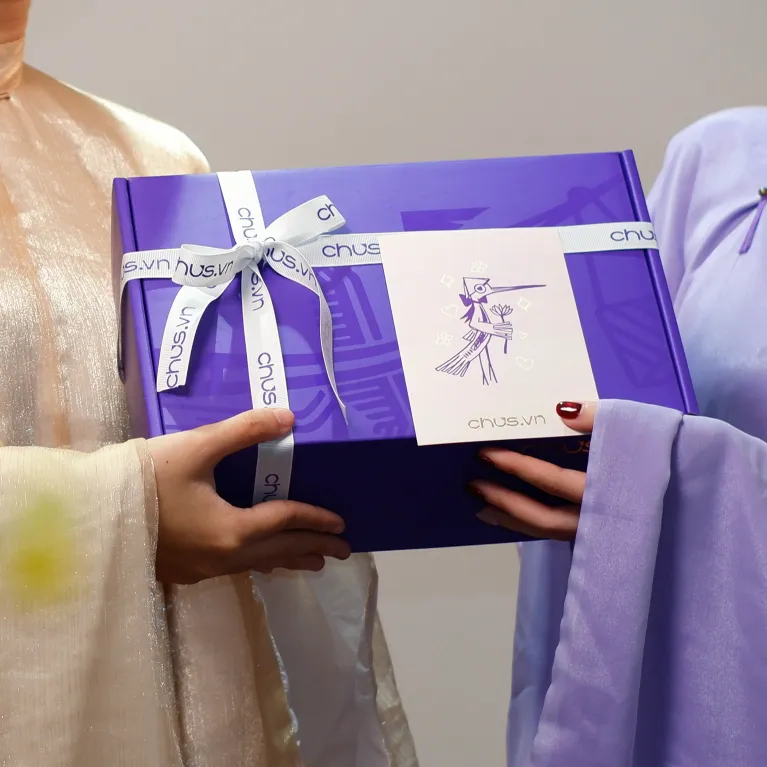 Hộp quà bộ ấm trà và trà Shan Tuyết - tinh hoa của nghệ thuật thưởng thức dân tộc, là set quà độc quyền kèm thiệp được chế tác từ gốm sứ Bát Tràng cao cấp, hiện thân cho giá trị văn hóa trà đạo truyền thống và là món quà lưu niệm đặc trưng của Việt Nam.