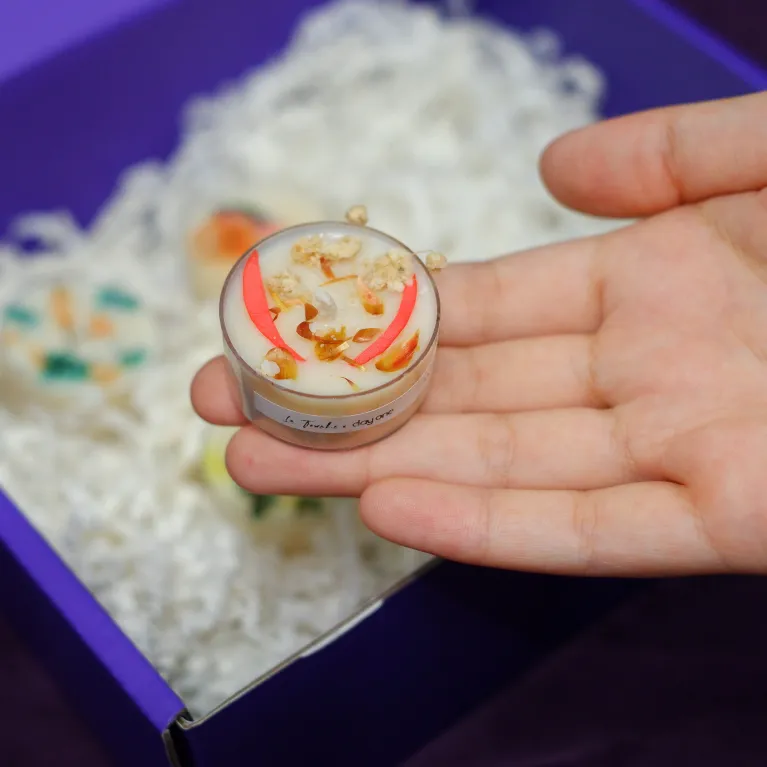 Hộp quà 'Love' cho yêu thương tỏa sáng từng giây, là set quà độc quyền tinh tế với nến tealight và túi chườm mắt, được đóng gói trong hộp đẹp mắt kèm thiệp, tạo nên món quà sinh nhật độc đáo đầy ý nghĩa