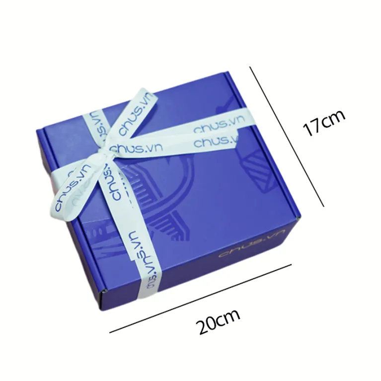 Hộp quà 'Love' cho yêu thương tỏa sáng từng giây, là set quà độc quyền tinh tế với nến tealight và túi chườm mắt, được đóng gói trong hộp đẹp mắt kèm thiệp, tạo nên món quà sinh nhật độc đáo đầy ý nghĩa