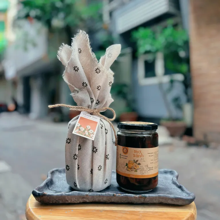 Quà tặng chanh sành gói khăn vải xinh xắn 500ml với vị ngon nói thay lời quan tâm, chanh ủ muối và mật ong tăng đề kháng làm quà vintage sức khỏe ý nghĩa.