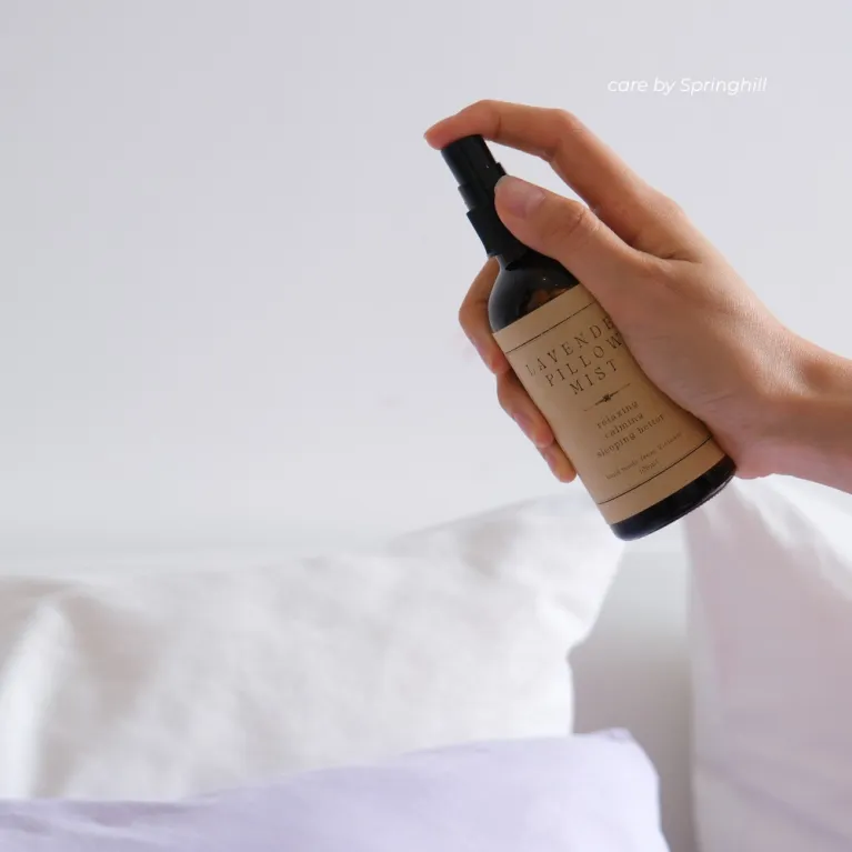 Hộp quà 'Care Box' đa năng với dịch vụ thêu tay theo yêu cầu, bao gồm set quà gối chườm thư giãn và xịt thơm vải tinh tế từ thành phần thiên nhiên lành tính, tạo nên món quà tặng tinh tế và quà sinh nhật đầy ý nghĩaHộp quà 'Care Box' đa năng với dịch vụ thêu tay theo yêu cầu, bao gồm set quà gối chườm thư giãn và xịt thơm vải tinh tế từ thành phần thiên nhiên lành tính, tạo nên món quà tặng tinh tế và quà sinh nhật đầy ý nghĩa