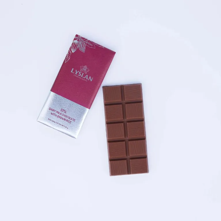 Socola sữa gạo lứt 57% 40gr với sự kết hợp thú vị từ sông Hồng, socola gạo lứt đậm đà hương vị mới lạ làm quà đặc sản Việt Nam và quà cho người nước ngoài
