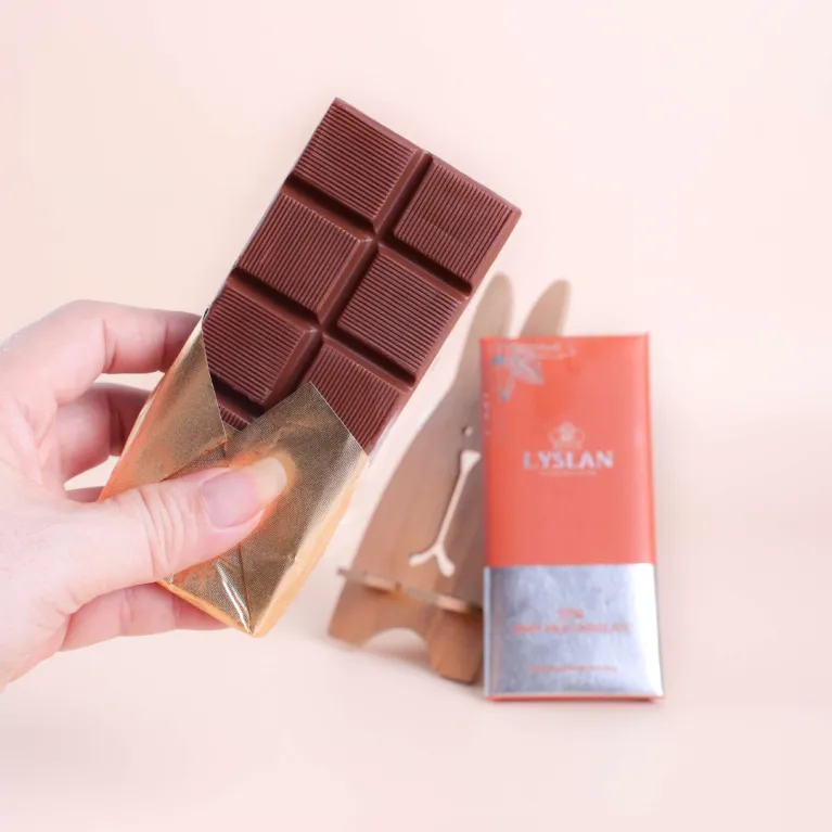 Socola sữa 57% 40gr với vị ngọt ngào và đậm đà khó cưỡng, socola Đắk Lắk đậm đà từ cacao nguyên chất mang hương vị Việt Nam đặc sắc làm quà tặng đặc sản Việt Nam