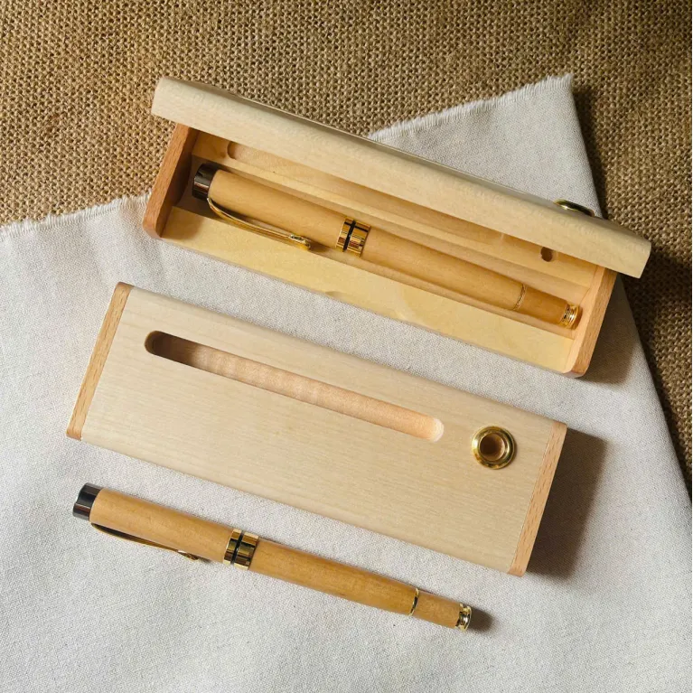 bút gỗ phong khắc tên kèm hộp, thiết kế ấn tượng, sự tỉ mỉ trong từng chi tiết, phù hợp với nhiều nhu cầu sử dụng, chế tác tinh xảo