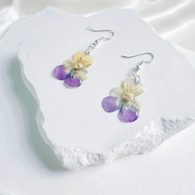 Khuyên tai resin ép hoa păng xê yêu thương qua từng cánh hoa, bông tai hoa khô thiên nhiên phụ kiện thủ công quà sinh nhật ấn tượng