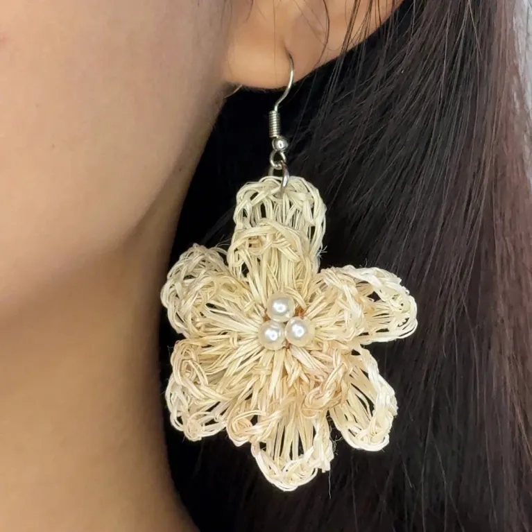 Bông tai Flora từ sợi dứa định nghĩa mới về trang sức thủ công, hoa tai thủ công từ thiên nhiên quà cho nữ lưu niệm Việt Nam