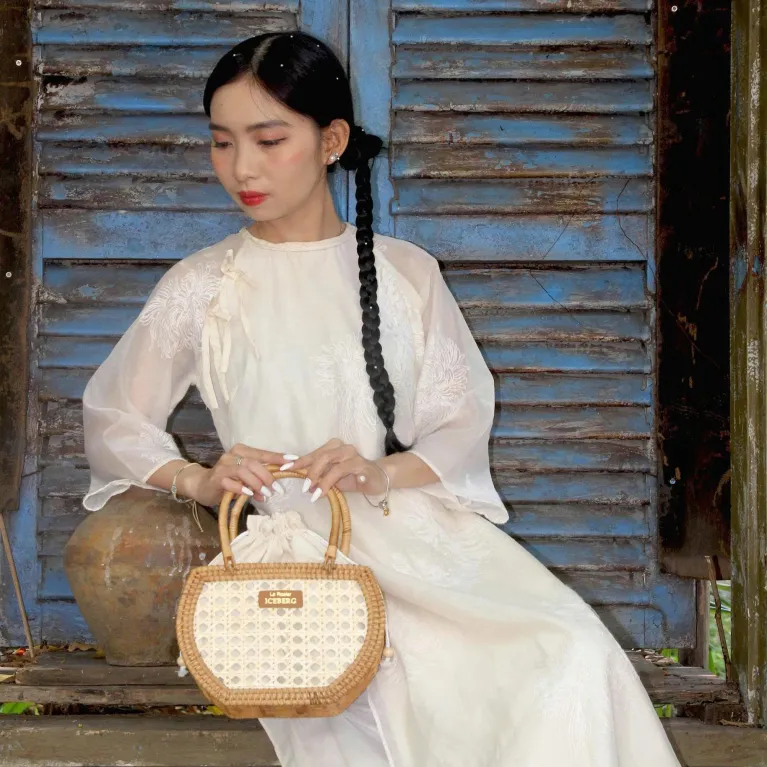 Túi xách mây đan tay Petal Woven nhẹ nhàng như cánh hoa rơi, túi xách tay thủ công công sở phụ kiện thời trang bền vững đồ lưu niệm Việt Nam
