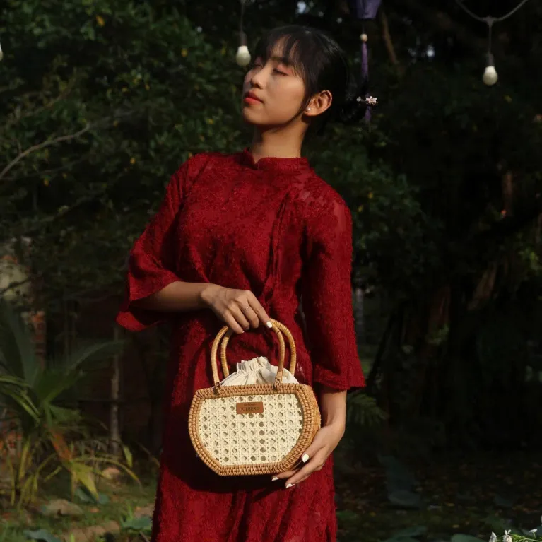 Túi xách mây đan tay Petal Woven nhẹ nhàng như cánh hoa rơi, túi xách tay thủ công công sở phụ kiện thời trang bền vững đồ lưu niệm Việt Nam