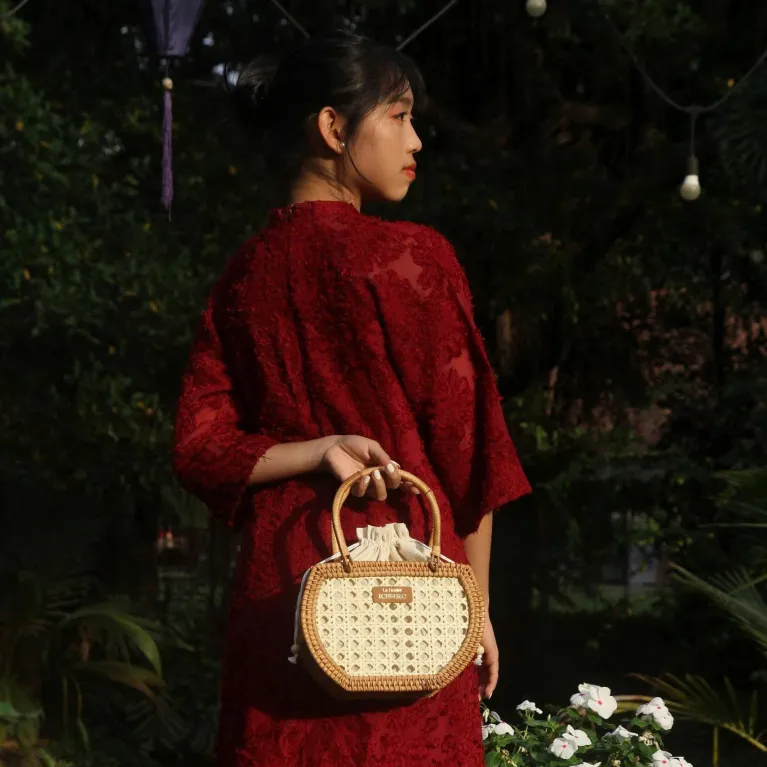 Túi xách mây đan tay Petal Woven nhẹ nhàng như cánh hoa rơi, túi xách tay thủ công công sở phụ kiện thời trang bền vững đồ lưu niệm Việt Nam