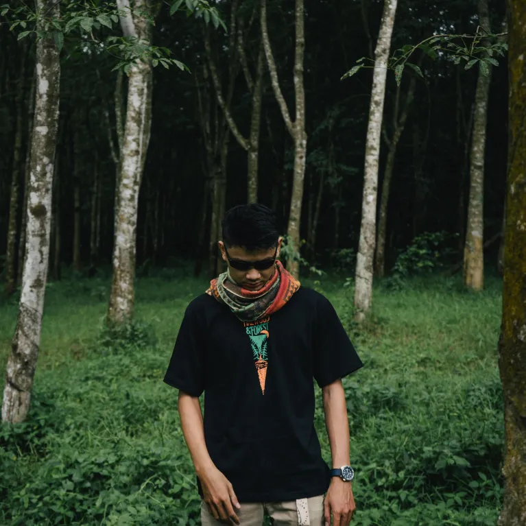 The "Firewood" cotton T-shirt ignites passion with a bold premium design, perfect for travel, group adventures, or as a unique Vietnamese souvenir.