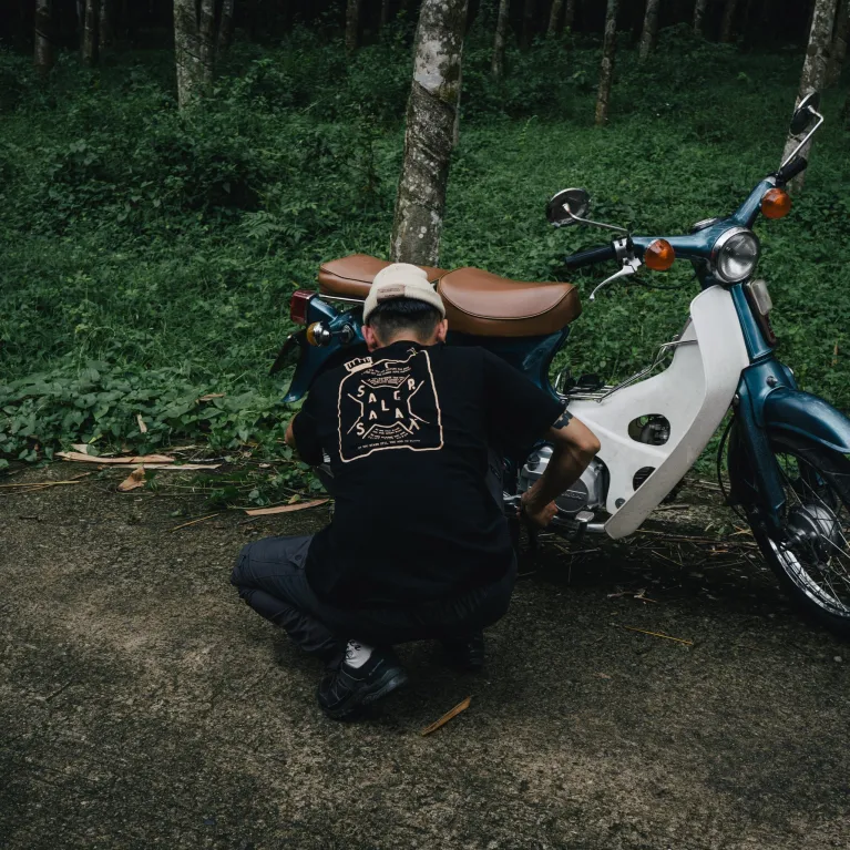 Fill 'er Up cotton t-shirt with exclusive design, full of fun energy, perfect for travel, impressive birthday gift and Vietnamese souvenir.