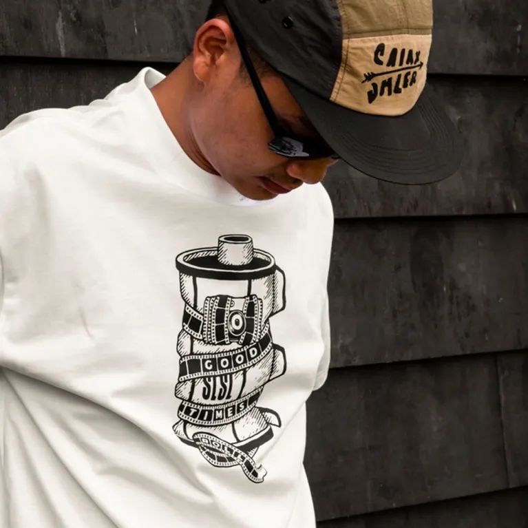 Áo thun cotton trắng "Good Times Roll" mang niềm vui bền lâu với thiết kế phù hợp cho nhiếp ảnh, du lịch cao cấp, và làm quà tặng hoặc quà sinh nhật độc đáo.