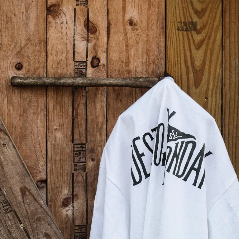 The "Destroy Monday" cotton T-shirt combines creativity and comfort, making it perfect for bold spirits, travel groups, birthdays, or as a unique Vietnamese souvenir.