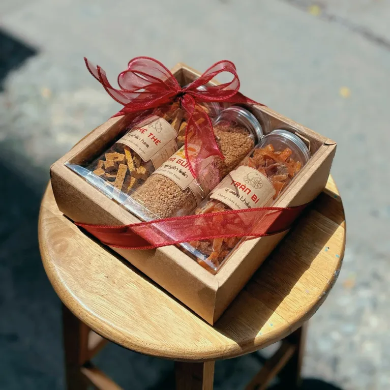 Set quà 3 hũ trà gừng, trần bì và nghệ thẻ từ những mảnh đất quê hương, đóng gói trong hộp quà giấy vintage, quà đặc sản Việt Nam tinh tế, thích hợp tặng khách nước ngoài