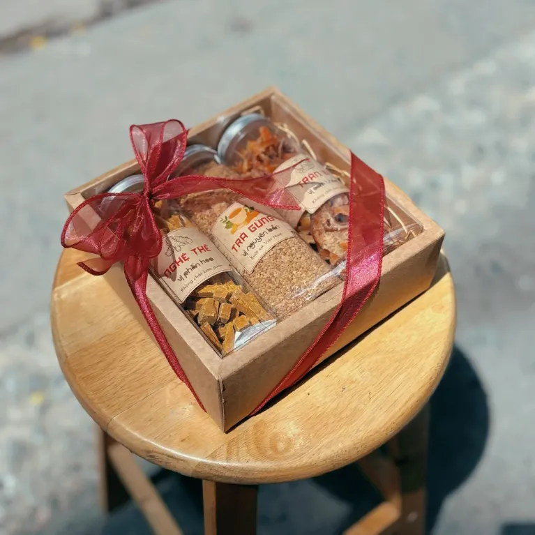 Set quà 3 hũ trà gừng, trần bì và nghệ thẻ từ những mảnh đất quê hương, đóng gói trong hộp quà giấy vintage, quà đặc sản Việt Nam tinh tế, thích hợp tặng khách nước ngoài
