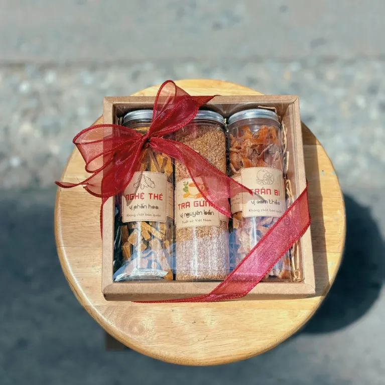 Set quà 3 hũ trà gừng, trần bì và nghệ thẻ từ những mảnh đất quê hương, đóng gói trong hộp quà giấy vintage, quà đặc sản Việt Nam tinh tế, thích hợp tặng khách nước ngoài