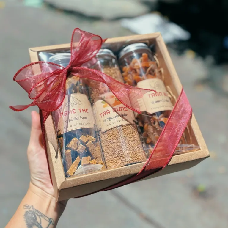 Set quà 3 hũ trà gừng, trần bì và nghệ thẻ từ những mảnh đất quê hương, đóng gói trong hộp quà giấy vintage, quà đặc sản Việt Nam tinh tế, thích hợp tặng khách nước ngoài