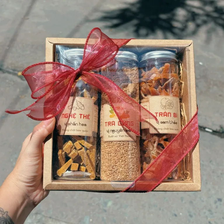 Set quà 3 hũ trà gừng, trần bì và nghệ thẻ từ những mảnh đất quê hương, đóng gói trong hộp quà giấy vintage, quà đặc sản Việt Nam tinh tế, thích hợp tặng khách nước ngoài