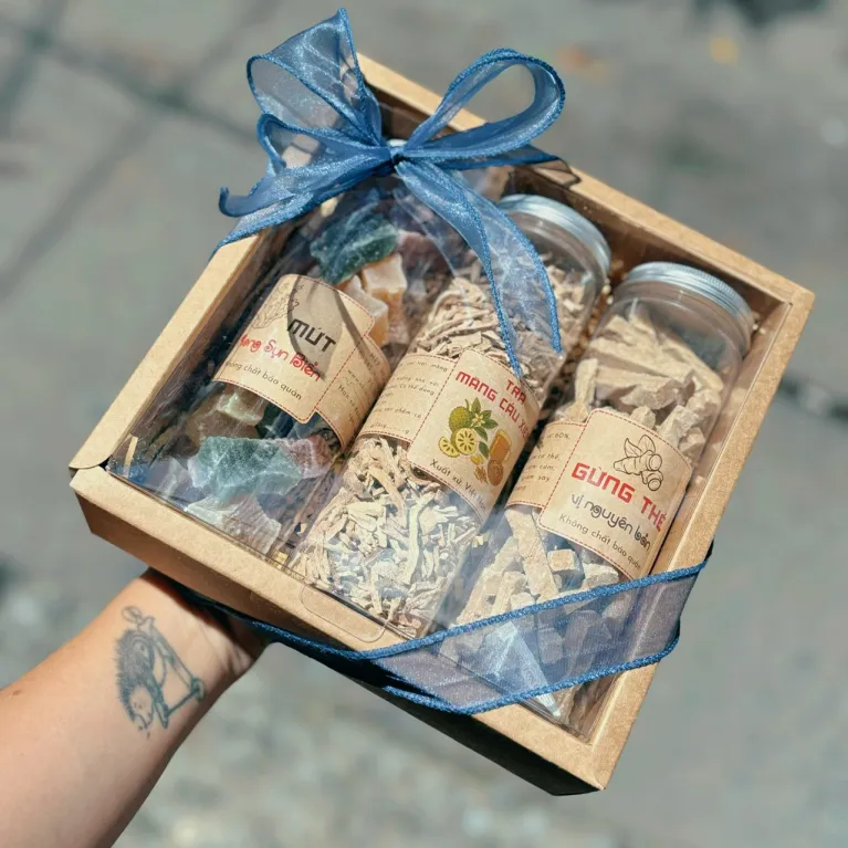 Set quà 3 hũ gừng thẻ, trà mãng cầu và rong sụn, đậm đà hương vị Việt, đóng gói hộp quà nơ vintage, quà tặng đặc sản Việt Nam cho người nước ngoài