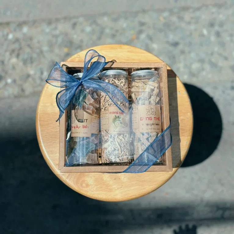 Set quà 3 hũ gừng thẻ, trà mãng cầu và rong sụn, đậm đà hương vị Việt, đóng gói hộp quà nơ vintage, quà tặng đặc sản Việt Nam cho người nước ngoài
