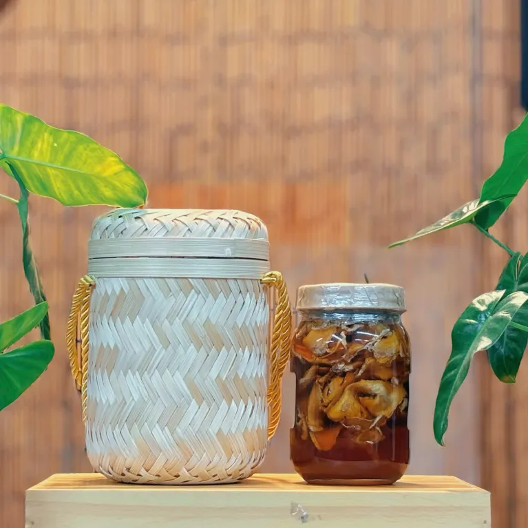 Set quà gừng mật ong 400ml trong hộp tre thủ công, hương vị ấm nồng và ngọt tự nhiên, món quà sức khỏe và đặc sản Việt Nam sang trọng