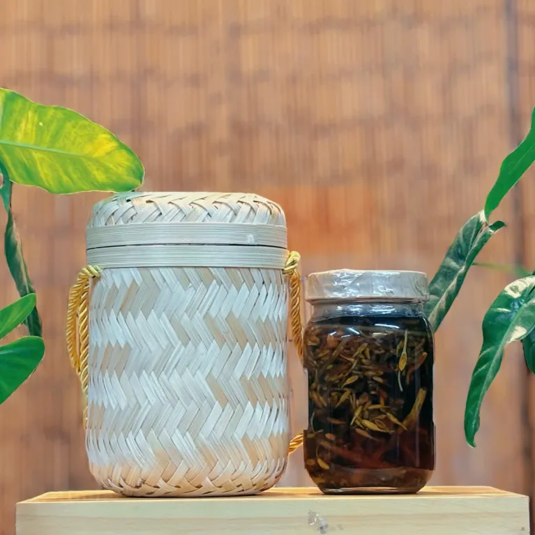 Set quà hoa đu đủ mật ong 400ml trong hộp tre, mang đến sự chăm sóc ngọt ngào từ thành phần tự nhiên, quà tặng đặc sản Việt Nam tinh tế cho mọi dịp