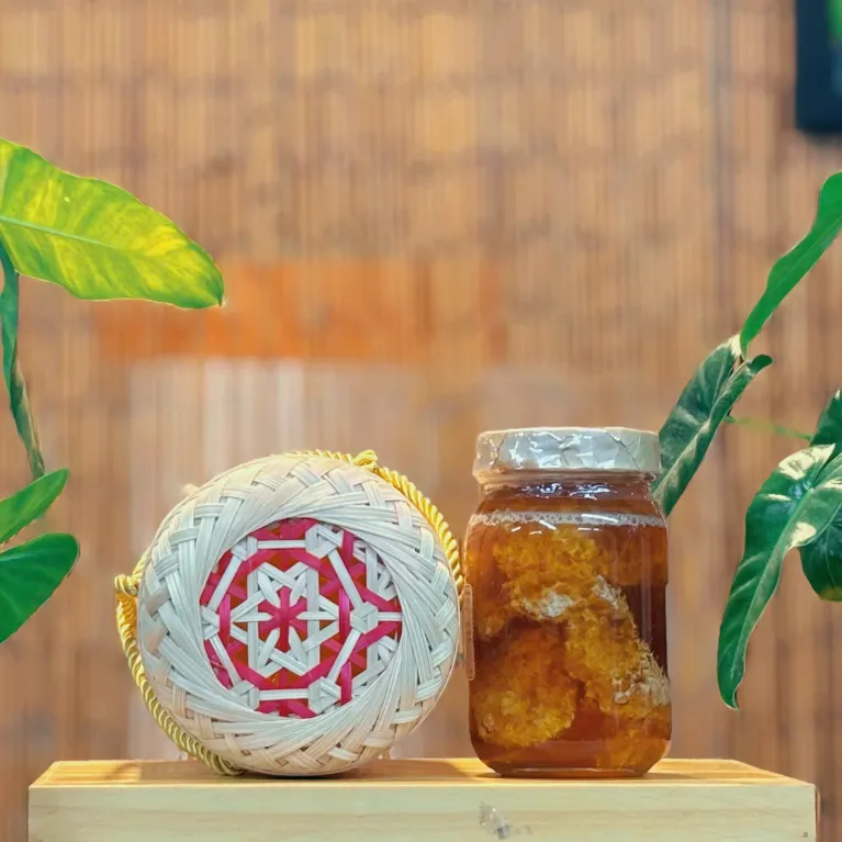 Honeycomb gift set in bamboo box, 400ml pure honeycomb in glass jar, Vietnamese specialty healthy gift.